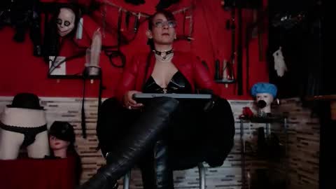 Snapshot of miss_mirandaa chatting on November 2, 12:35 am Mistress Miranda online show from November 2, 12:35 am
