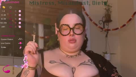 Snapshot of missbika chatting on December 19, 1:39 am Miss Bika online show from December 19, 1:39 am