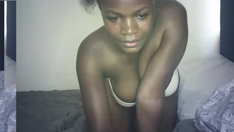 Snapshot of missbutty173518 chatting on April 15, 6:53 am missbutty online show from April 15, 6:53 am