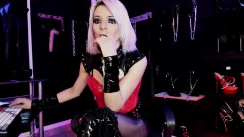 Missdarklady online show from October 17, 12:01 am