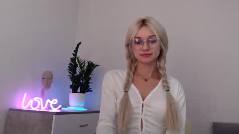 EMMA online show from December 8, 6:39 pm