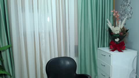 missjuliax online show from December 2, 9:56 am