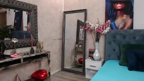 missjuliax online show from December 30, 6:42 am
