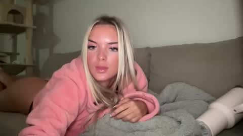 Snapshot of misskayxoxooo chatting on February 3, 3:37 am Kay online show from February 3, 3:37 am