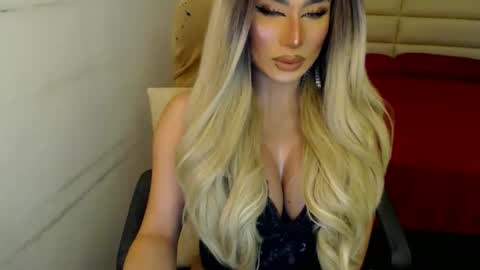 Snapshot of misskyliexbarbie chatting on October 12, 5:34 pm Kylie and barbie online show from October 12, 5:34 pm