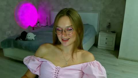 Snapshot of missmariat chatting on September 24, 7:39 pm OneGoddess online show from September 24, 7:39 pm