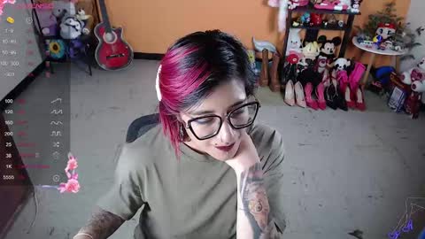 Snapshot of missmia2 chatting on December 15, 11:42 pm Miss Mia online show from December 15, 11:42 pm