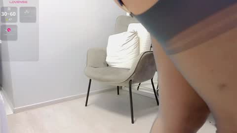 Mia online show from December 16, 5:11 pm