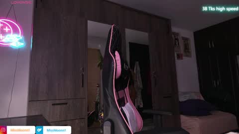 Snapshot of missmoonn chatting on April 15, 6:37 pm MissMoon online show from April 15, 6:37 pm