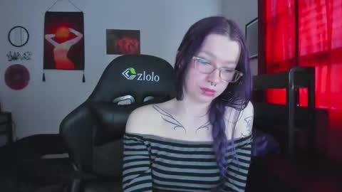 Snapshot of missnikkivill chatting on February 17, 7:09 pm Mistress Nikki Vill online show from February 17, 7:09 pm