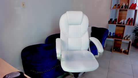 Snapshot of missrhodes1 chatting on February 13, 10:17 pm Miss Rhodes online show from February 13, 10:17 pm