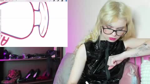 Snapshot of missslola chatting on February 14, 2:12 pm Misss Lola Angel online show from February 14, 2:12 pm