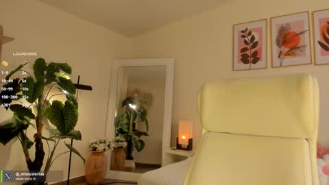 Snapshot of missvaleriaa chatting on December 4, 12:47 pm Valeria Davila online show from December 4, 12:47 pm