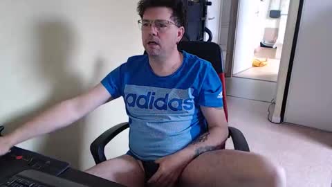 Snapshot of mistercoeur1 chatting on March 28, 8:36 am mistercoeur online show from March 28, 8:36 am