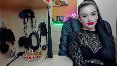 Snapshot of mistress_kristi chatting on April 19, 7:16 pm Mistress Kristi online show from April 19, 7:16 pm