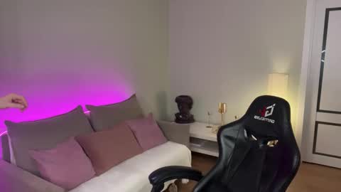 Mia online show from December 5, 8:49 pm