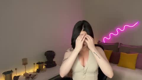 Mia online show from May 14, 8:15 pm