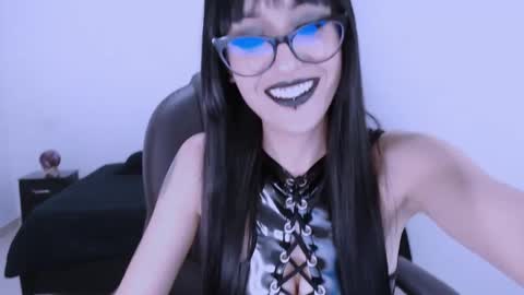 Snapshot of mistress_zafirah chatting on February 2, 3:54 am Mistress online show from February 2, 3:54 am
