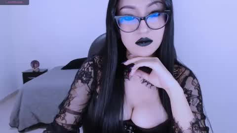 Snapshot of mistress_zafirah chatting on January 18, 1:53 am Mistress online show from January 18, 1:53 am