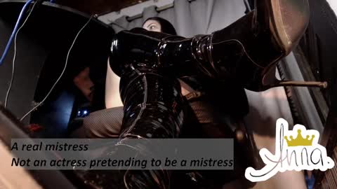 Snapshot of mistressanna_ chatting on December 10, 1:32 am Mistress Anna Alves online show from December 10, 1:32 am