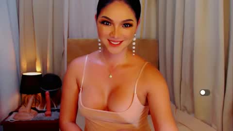 Snapshot of mistressseductionleah chatting on December 5, 2:42 am Leah online show from December 5, 2:42 am