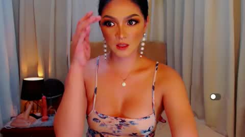 Snapshot of mistressseductionleah chatting on December 8, 11:03 am Leah online show from December 8, 11:03 am