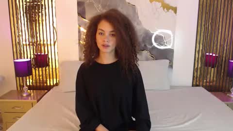 Snapshot of miticabrennet chatting on December 17, 5:13 am Mtica Brennet online show from December 17, 5:13 am