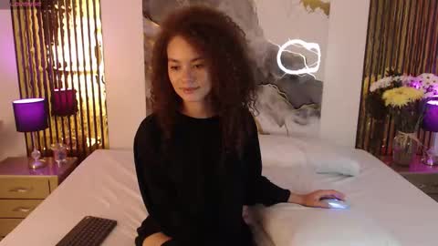 Snapshot of miticabrennet chatting on February 3, 6:22 am Mtica Brennet online show from February 3, 6:22 am