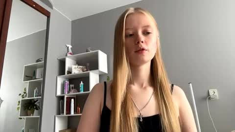 Snapshot of mittietonge chatting on October 3, 10:12 am Amelia online show from October 3, 10:12 am