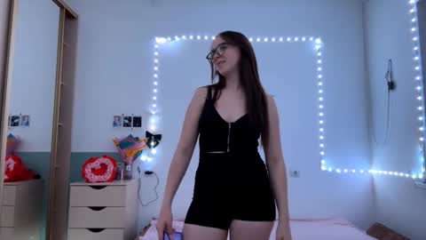 Mia online show from October 10, 3:11 pm