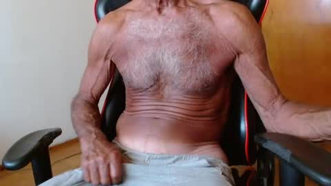 Snapshot of mjmadurengue chatting on April 11, 11:47 am Mario jose online show from April 11, 11:47 am