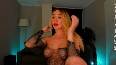 Snapshot of mmmayra_0x chatting on December 4, 9:57 pm MAYRA online show from December 4, 9:57 pm