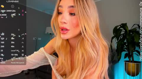 Snapshot of mmmayra_0x chatting on December 29, 8:04 pm MAYRA online show from December 29, 8:04 pm