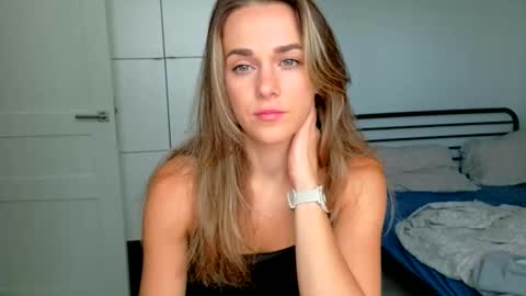 mmminnie online show from October 11, 1:42 pm