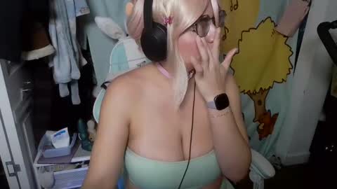 Snapshot of mochi_rainbow chatting on March 4, 10:38 pm The Mochi Rainbow Variety Show online show from March 4, 10:38 pm