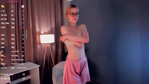 Laura online show from October 8, 1:25 am