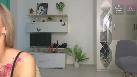 Snapshot of molliblum chatting on May 8, 2:22 pm molliblum online show from May 8, 2:22 pm