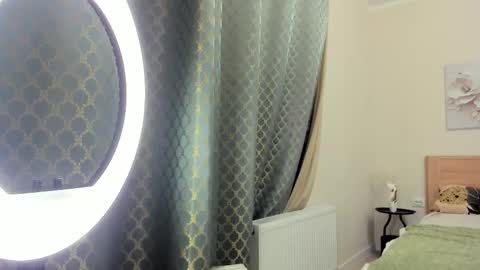 Snapshot of molly_555 chatting on December 15, 8:40 am Sima online show from December 15, 8:40 am