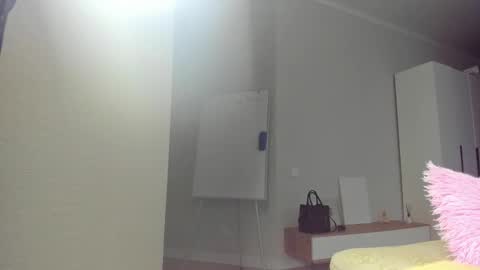 Snapshot of molly_555 chatting on February 2, 10:14 am Sima online show from February 2, 10:14 am