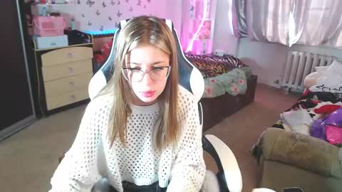 Snapshot of molly_barbie chatting on March 6, 4:41 am Molly Prvt is open online show from March 6, 4:41 am