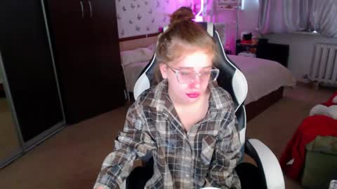 Molly Prvt is open online show from April 30, 4:08 am