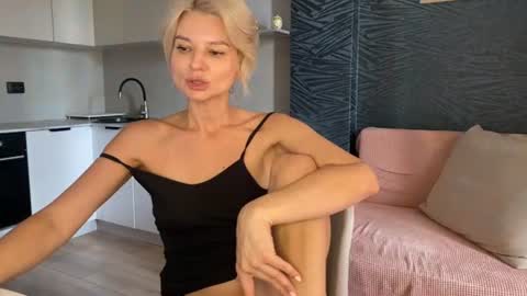 Snapshot of molly_beauti chatting on July 5, 8:43 am Molly online show from July 5, 8:43 am