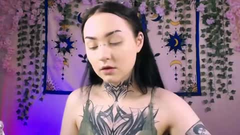 molly_kisss online show from May 6, 5:35 am