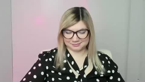 Molly online show from October 18, 11:55 am