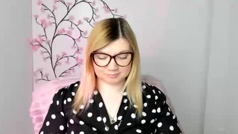 Molly online show from March 31, 11:32 am