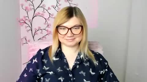 Molly online show from April 1, 1:41 pm