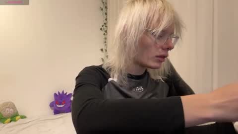 Snapshot of mollychloe chatting on December 16, 6:24 pm mollychloe online show from December 16, 6:24 pm