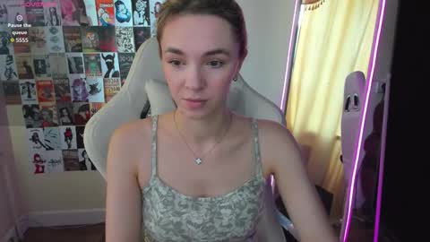 Snapshot of mollydevonn chatting on September 15, 1:27 am Molly online show from September 15, 1:27 am