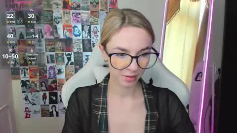 Snapshot of mollydevonn chatting on September 19, 1:18 am Molly online show from September 19, 1:18 am