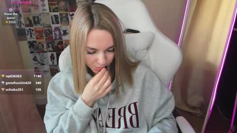 Molly online show from October 19, 8:15 am